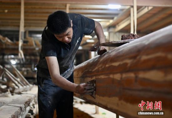 图为6月8日,在方庄村“龙舟世家”方忠雄龙舟厂内,工人正在给龙舟上漆。中新社记者 王东明 摄 图为6月8日,在方庄村“龙舟世家”方忠雄龙舟厂内,工人正在给龙舟上漆。中新社记者 王东明 摄