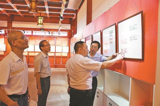 2021年6月,陈志忠(右一)在三明举办侨汇券展览。(受访者供图) 2021年6月,陈志忠(右一)在三明举办侨汇券展览。(受访者供图)