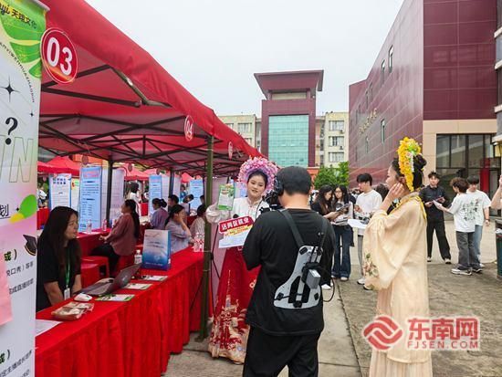 直播带岗。东南网记者 施远圻 摄 直播带岗。东南网记者 施远圻 摄