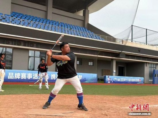 6月6日,台湾棒垒球教练杨曜泽正在平潭棒球公园对队员进行技术指导。 彭莉芳 摄 6月6日,台湾棒垒球教练杨曜泽正在平潭棒球公园对队员进行技术指导。 彭莉芳 摄