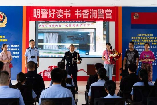 老同志自导自演反映老党员工作室做法的小品《银晖邻距离》在省公安厅组织的语言艺术大赛中获优秀奖,并在第六届福建省曲艺丹桂奖上展演 老同志自导自演反映老党员工作室做法的小品《银晖邻距离》在省公安厅组织的语言艺术大赛中获优秀奖,并在第六届福建省曲艺丹桂奖上展演
