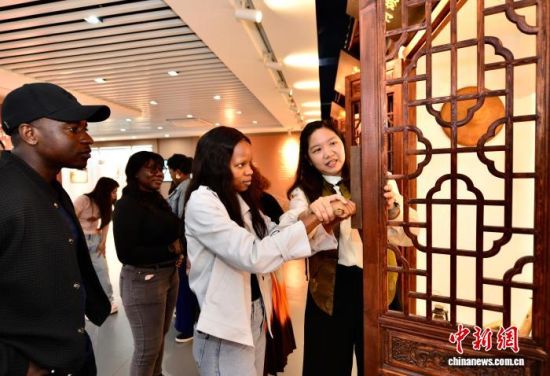 图为外籍教师在中国历史文化名村——福州仓山林浦村林浦记忆馆内体验传统木工工具的使用。中新社记者 张斌 摄 图为外籍教师在中国历史文化名村——福州仓山林浦村林浦记忆馆内体验传统木工工具的使用。中新社记者 张斌 摄