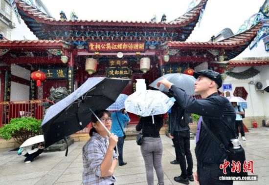 图为外籍教师在福州螺洲古镇参观。中新社记者 张斌 摄 图为外籍教师在福州螺洲古镇参观。中新社记者 张斌 摄