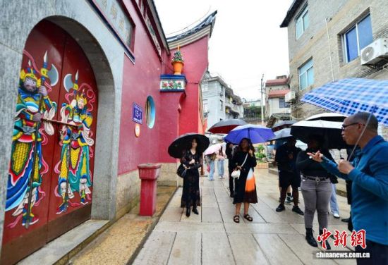 图为外籍教师在福州螺洲古镇参观。中新社记者 张斌 摄 图为外籍教师在福州螺洲古镇参观。中新社记者 张斌 摄