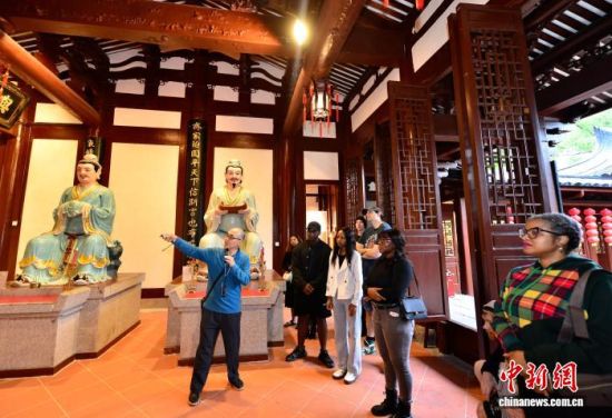 图为外籍教师在福州螺洲文庙内参观。中新社记者 张斌 摄 图为外籍教师在福州螺洲文庙内参观。中新社记者 张斌 摄