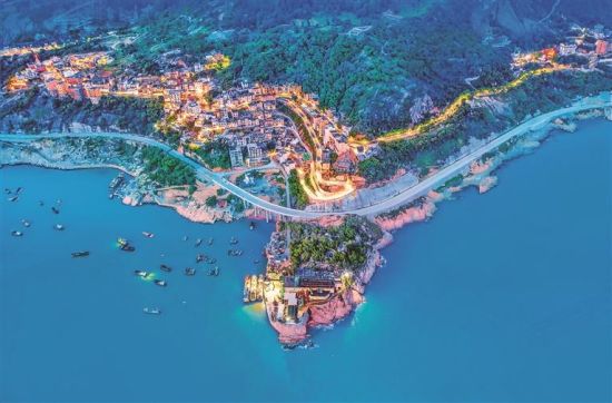 夜幕下的东壁村。陈伟 摄 夜幕下的东壁村。陈伟 摄