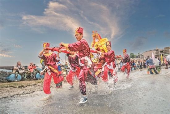 妈祖走水。谢玲雄 摄 妈祖走水。谢玲雄 摄