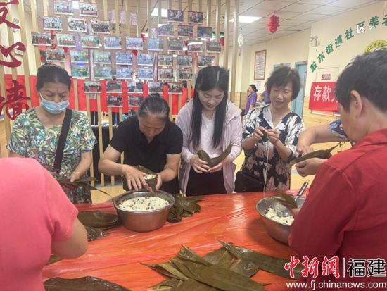 社区党员与居民代表同参与、齐动手包粽子。(吴航泽摄) 社区党员与居民代表同参与、齐动手包粽子。(吴航泽摄)