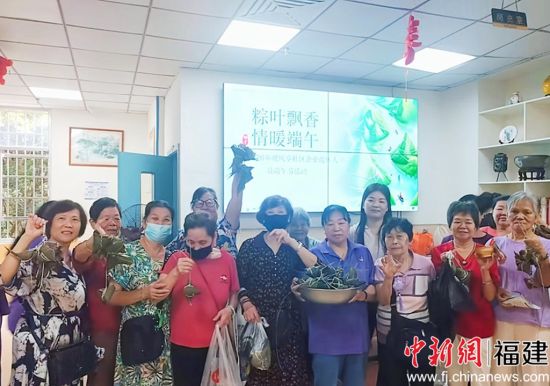 观风亭社区开展端午粽叶飘香晴暖端午活动(吴航泽 摄) 观风亭社区开展端午粽叶飘香晴暖端午活动(吴航泽 摄)