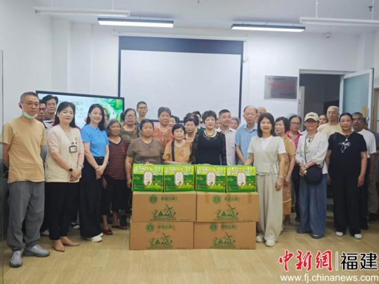 共建单位为辖区困难群众发放端午慰问品(吴航泽 摄) 共建单位为辖区困难群众发放端午慰问品(吴航泽 摄)