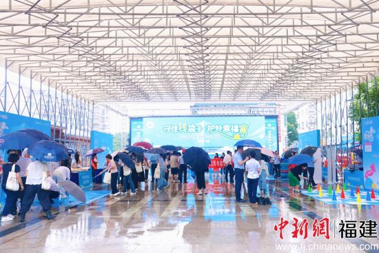 “全民防非 为‘宁’守护——防范非法金融活动宣传进社区”主题活动现场。叶金秋 摄 “全民防非 为‘宁’守护——防范非法金融活动宣传进社区”主题活动现场。叶金秋 摄