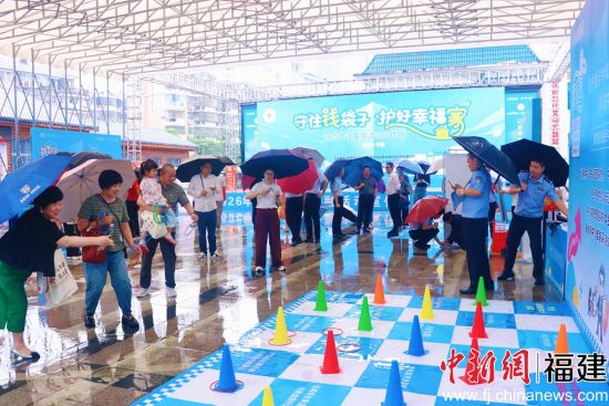 “全民防非 为‘宁’守护——防范非法金融活动宣传进社区”主题活动现场。叶金秋 摄 “全民防非 为‘宁’守护——防范非法金融活动宣传进社区”主题活动现场。叶金秋 摄