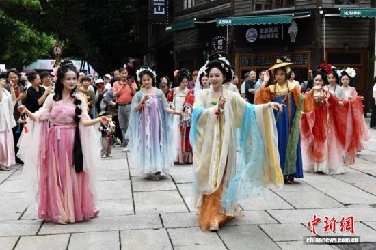 6月13日,“花神”巡游在古街区上演。中新社记者 王东明 摄 6月13日,“花神”巡游在古街区上演。中新社记者 王东明 摄