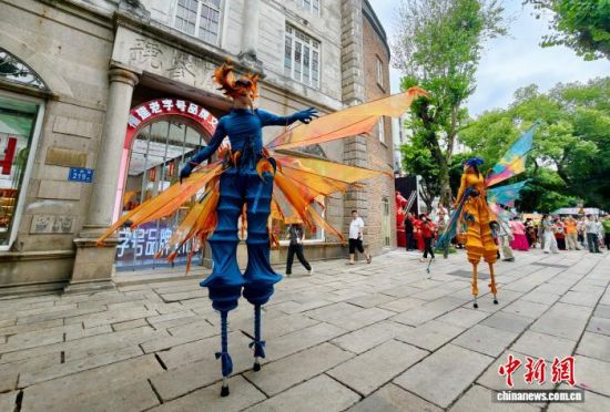 6月13日,高跷“玄鸟”在古街区表演。中新社记者 王东明 摄 6月13日,高跷“玄鸟”在古街区表演。中新社记者 王东明 摄