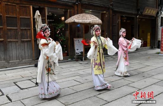 6月13日,闽剧快闪在古街区上演。中新社记者 王东明 摄 6月13日,闽剧快闪在古街区上演。中新社记者 王东明 摄
