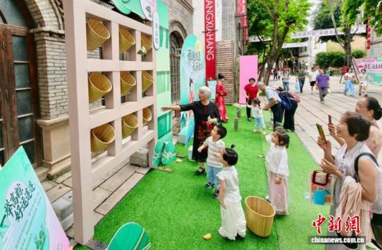 6月13日,市民体验“一举高粽”端午习俗。中新社记者 王东明 摄 6月13日,市民体验“一举高粽”端午习俗。中新社记者 王东明 摄