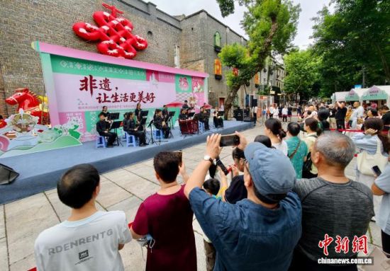 6月13日,市民观看福州传统十番音乐表演。中新社记者 王东明 摄 6月13日,市民观看福州传统十番音乐表演。中新社记者 王东明 摄
