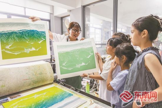 学生在参观松溪版画。 学生在参观松溪版画。