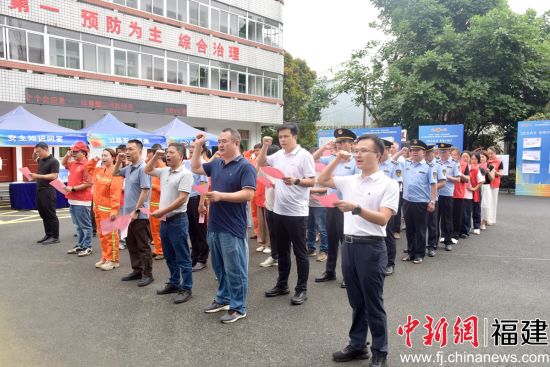 参会人员集体庄严宣誓 参会人员集体庄严宣誓