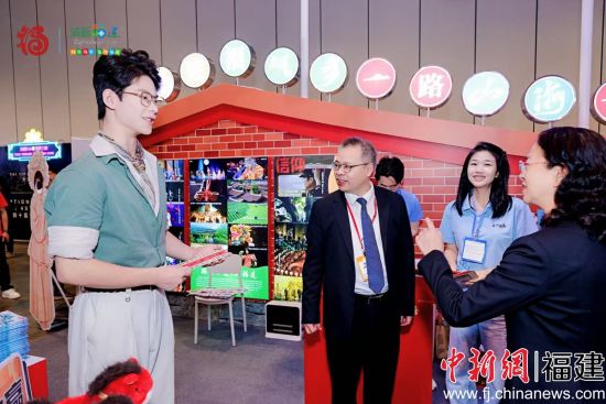 图为向参会领导嘉宾进行推介。 图为向参会领导嘉宾进行推介。