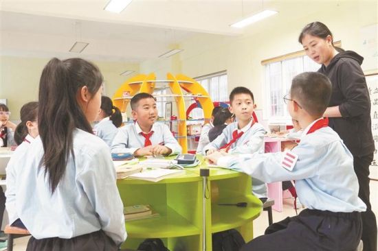何坤宇(左二)参加学校诗词社团活动。陈绘羽 摄 何坤宇(左二)参加学校诗词社团活动。陈绘羽 摄