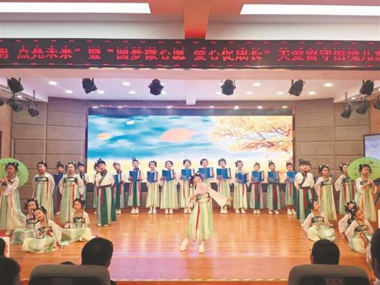 霞浦县第五小学诗歌表演《诗情画意—二十四节气》。黄雯妍 摄 霞浦县第五小学诗歌表演《诗情画意—二十四节气》。黄雯妍 摄