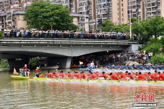 6月13日,福建福州,赛龙舟吸引许多市民围观。中新社记者 王东明 摄 6月13日,福建福州,赛龙舟吸引许多市民围观。中新社记者 王东明 摄