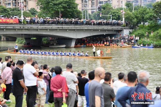 6月13日,福建福州,赛龙舟吸引许多市民围观。中新社记者 王东明 摄 6月13日,福建福州,赛龙舟吸引许多市民围观。中新社记者 王东明 摄