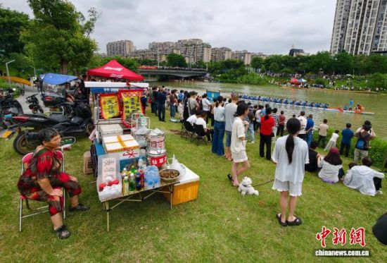 6月13日,福建福州,赛龙舟吸引许多市民围观。中新社记者 王东明 摄 6月13日,福建福州,赛龙舟吸引许多市民围观。中新社记者 王东明 摄