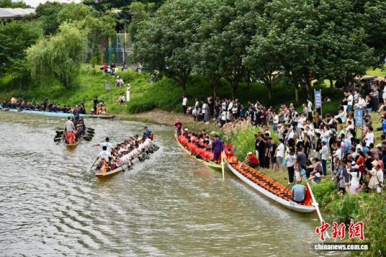 6月13日,福建福州,赛龙舟吸引许多市民围观。中新社记者 王东明 摄 6月13日,福建福州,赛龙舟吸引许多市民围观。中新社记者 王东明 摄