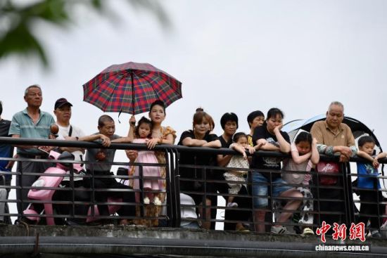 6月13日,福建福州,民众桥上观看赛龙舟。中新社记者 王东明 摄 6月13日,福建福州,民众桥上观看赛龙舟。中新社记者 王东明 摄