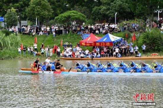 6月13日,福建福州,赛龙舟吸引许多市民围观。中新社记者 王东明 摄 6月13日,福建福州,赛龙舟吸引许多市民围观。中新社记者 王东明 摄
