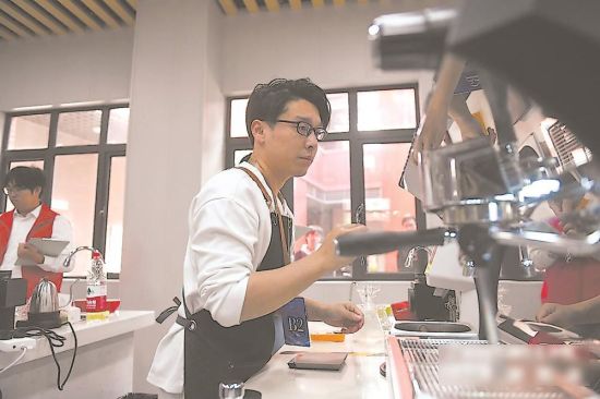 台青郭屹凡在平潭参加两岸职业技能大赛。 (资料图片) 台青郭屹凡在平潭参加两岸职业技能大赛。 (资料图片)