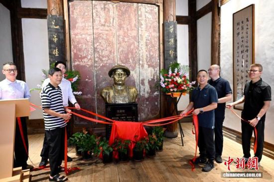 6月17日,沈葆桢塑像揭幕仪式在福州三坊七巷沈葆桢故居举行。中新网记者 吕明 摄 6月17日,沈葆桢塑像揭幕仪式在福州三坊七巷沈葆桢故居举行。中新网记者 吕明 摄