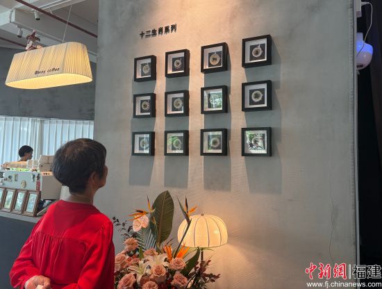 “浮沫之上”——刘衡伟咖啡艺术作品微展吸引不少艺术爱好者和周边居民观展。彭莉芳 摄 “浮沫之上”——刘衡伟咖啡艺术作品微展吸引不少艺术爱好者和周边居民观展。彭莉芳 摄