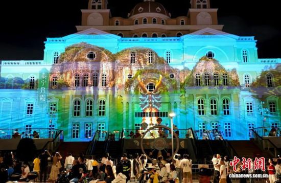 6月19日晚,福州中洲岛举办主题为“闽式端午·福舟竞渡”的光影秀,吸引市民、游客前来观看。中新社记者 吕明 摄 6月19日晚,福州中洲岛举办主题为“闽式端午·福舟竞渡”的光影秀,吸引市民、游客前来观看。中新社记者 吕明 摄