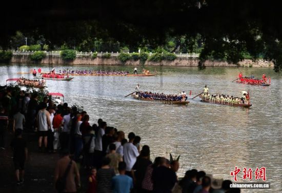 6月17日,在福建福州光明港河道上,民间龙舟队划桨竞渡,尽情享受龙舟的乐趣,迎接端午佳节。中新社记者 张斌 摄 6月17日,在福建福州光明港河道上,民间龙舟队划桨竞渡,尽情享受龙舟的乐趣,迎接端午佳节。中新社记者 张斌 摄