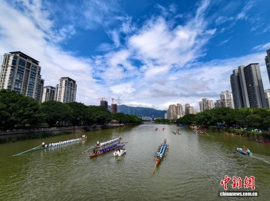 6月17日,在福建福州光明港河道上,民间龙舟队划桨竞渡,尽情享受龙舟的乐趣,迎接端午佳节。中新社记者 张斌 摄 6月17日,在福建福州光明港河道上,民间龙舟队划桨竞渡,尽情享受龙舟的乐趣,迎接端午佳节。中新社记者 张斌 摄