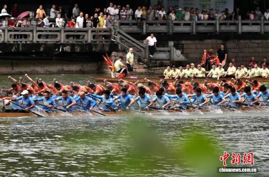 6月17日,在福建福州光明港河道上,民间龙舟队划桨竞渡,尽情享受龙舟的乐趣,迎接端午佳节。中新社记者 张斌 摄 6月17日,在福建福州光明港河道上,民间龙舟队划桨竞渡,尽情享受龙舟的乐趣,迎接端午佳节。中新社记者 张斌 摄