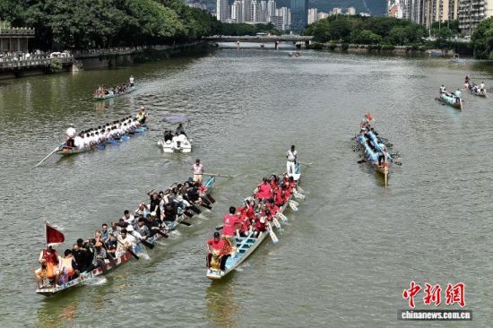 6月17日,在福建福州光明港河道上,民间龙舟队划桨竞渡,尽情享受龙舟的乐趣,迎接端午佳节。中新社记者 张斌 摄 6月17日,在福建福州光明港河道上,民间龙舟队划桨竞渡,尽情享受龙舟的乐趣,迎接端午佳节。中新社记者 张斌 摄