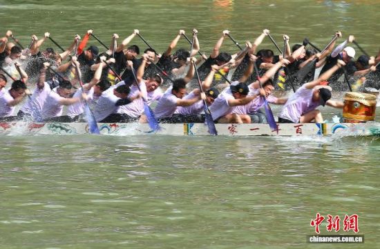 6月17日,在福建福州光明港河道上,民间龙舟队划桨竞渡,尽情享受龙舟的乐趣,迎接端午佳节。中新社记者 张斌 摄 6月17日,在福建福州光明港河道上,民间龙舟队划桨竞渡,尽情享受龙舟的乐趣,迎接端午佳节。中新社记者 张斌 摄