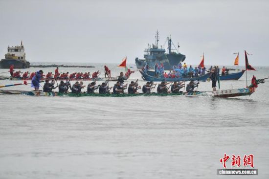 6月15日,农历五月初一,福建省福州市筱埕镇定海村举行海上龙舟赛活动,迎接即将到来的端午节。中新社记者 张斌 摄 6月15日,农历五月初一,福建省福州市筱埕镇定海村举行海上龙舟赛活动,迎接即将到来的端午节。中新社记者 张斌 摄