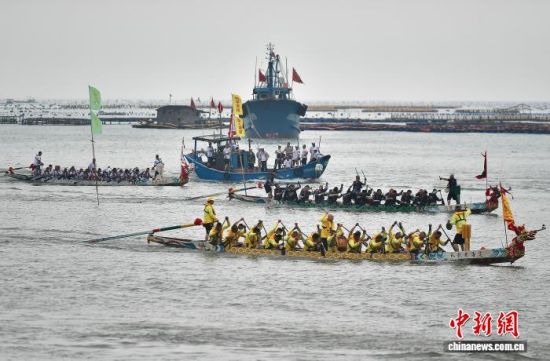 6月15日,农历五月初一,福建省福州市筱埕镇定海村举行海上龙舟赛活动,迎接即将到来的端午节。中新社记者 张斌 摄 6月15日,农历五月初一,福建省福州市筱埕镇定海村举行海上龙舟赛活动,迎接即将到来的端午节。中新社记者 张斌 摄