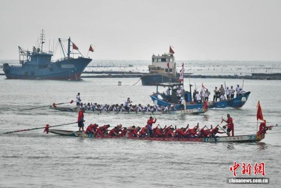 6月15日,农历五月初一,福建省福州市筱埕镇定海村举行海上龙舟赛活动,迎接即将到来的端午节。中新社记者 张斌 摄 6月15日,农历五月初一,福建省福州市筱埕镇定海村举行海上龙舟赛活动,迎接即将到来的端午节。中新社记者 张斌 摄