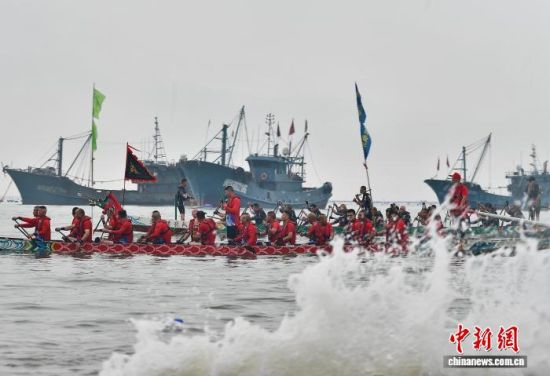 6月15日,农历五月初一,福建省福州市筱埕镇定海村举行海上龙舟赛活动,迎接即将到来的端午节。中新社记者 张斌 摄 6月15日,农历五月初一,福建省福州市筱埕镇定海村举行海上龙舟赛活动,迎接即将到来的端午节。中新社记者 张斌 摄