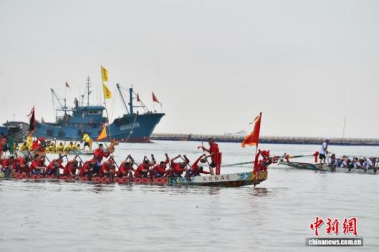 6月15日,农历五月初一,福建省福州市筱埕镇定海村举行海上龙舟赛活动,迎接即将到来的端午节。中新社记者 张斌 摄 6月15日,农历五月初一,福建省福州市筱埕镇定海村举行海上龙舟赛活动,迎接即将到来的端午节。中新社记者 张斌 摄