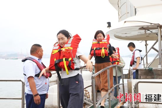 海上客船综合应急演练现场疏散乘客。 海上客船综合应急演练现场疏散乘客。