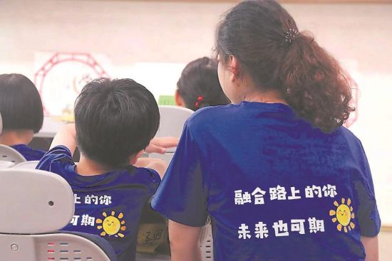 特需儿童幼小衔接适应班上,影子老师辅助孤独症孩子上课。 特需儿童幼小衔接适应班上,影子老师辅助孤独症孩子上课。