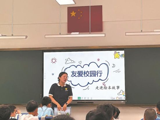 “友爱校园行”宣讲队进入普通学校,开展融合教育公益倡导。 “友爱校园行”宣讲队进入普通学校,开展融合教育公益倡导。