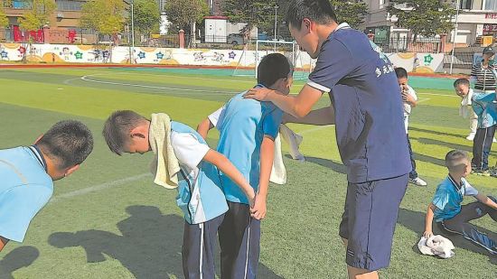 学校趣味运动会上,影子老师辅助孤独症孩子进行活动。 学校趣味运动会上,影子老师辅助孤独症孩子进行活动。